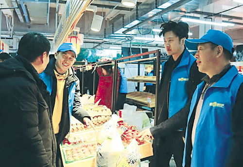 庄河驻村第一书记回连摆年货大集 山海相逢 助农增收暖民心